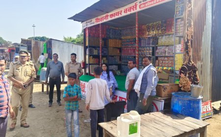 आतिशबाजी की दुकानों का एस डी एम व सी ओ ने किया निरीक्षण