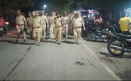 एसपी की अगुवाई में पुलिस जवानों का कालपी में पैदल मार्च, सुरक्षा व्यवस्था परखी