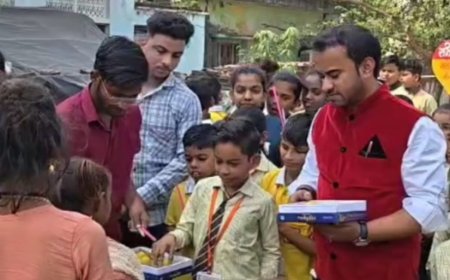 झुग्गी बस्तियों में विद्यालय प्रबंधन व बच्चों ने पहुंचकर मनायी दीपावली