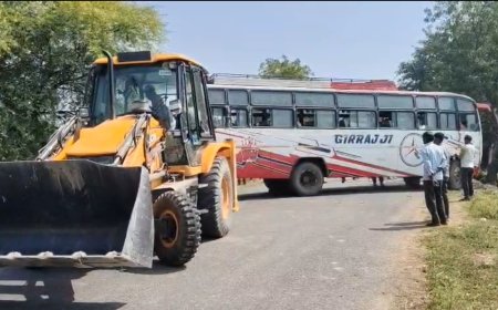 स्टेयरिंग फैल होने से खंदक में गिरी बस