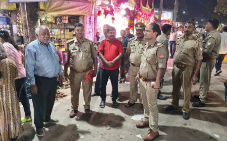 दिवाली के भीड़ भरे बाजारों में पुलिस ने व्यापारियों तथा नागरिकों से किया संवाद