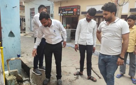 नलों में आ रहे दूषित पानी की शिकायत पर अधिकारियों ने पानी का लिया नमूना