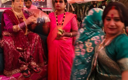 छठ पूजा के पावन अवसर पर किन्नर पूनम बुआ जी द्वारा श्रद्धालुओं को फल, साड़ी एवं सिक्का किया गया वितरित