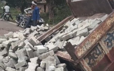 बैरिंग टूटने से ट्राली सड़क पर पलटी