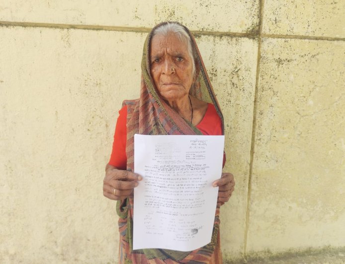 आम रास्ते मे दीवाल बनाकर रास्ता किया अवरुद्ध