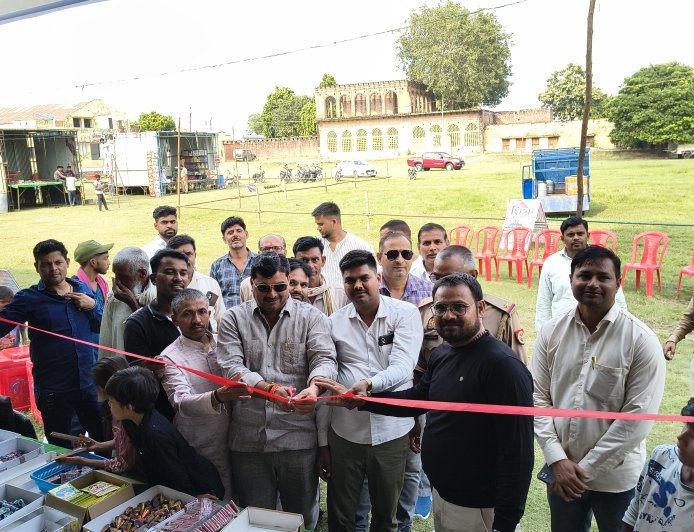 पालिकाध्यक्ष ने आतिशबाजी के अस्थाई मार्केट का उदघाटन किया