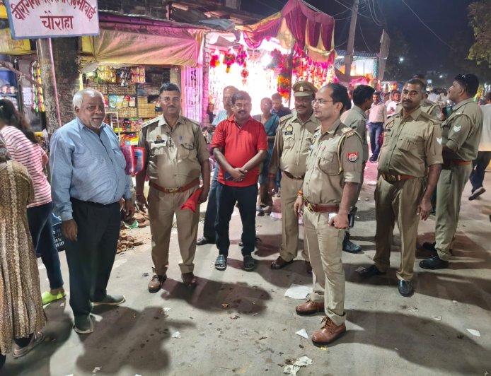 दिवाली के भीड़ भरे बाजारों में पुलिस ने व्यापारियों तथा नागरिकों से किया संवाद