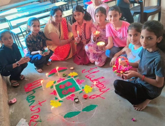 रंगोली सजाकर विद्यालय में मनाई दीपावली