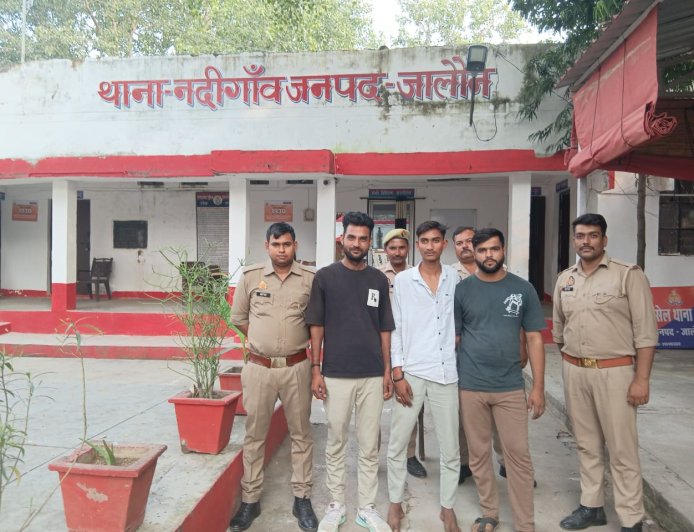 पुलिस ने तीन व्यक्तियों का बी एन एस की धाराओं में किया चालान