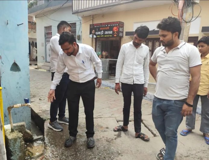 नलों में आ रहे दूषित पानी की शिकायत पर अधिकारियों ने पानी का लिया नमूना