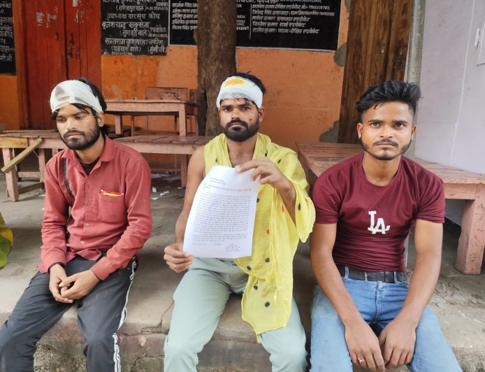 दबंगों ने घर में घुसकर बहन बेटियों सहित सभी को धुनका
