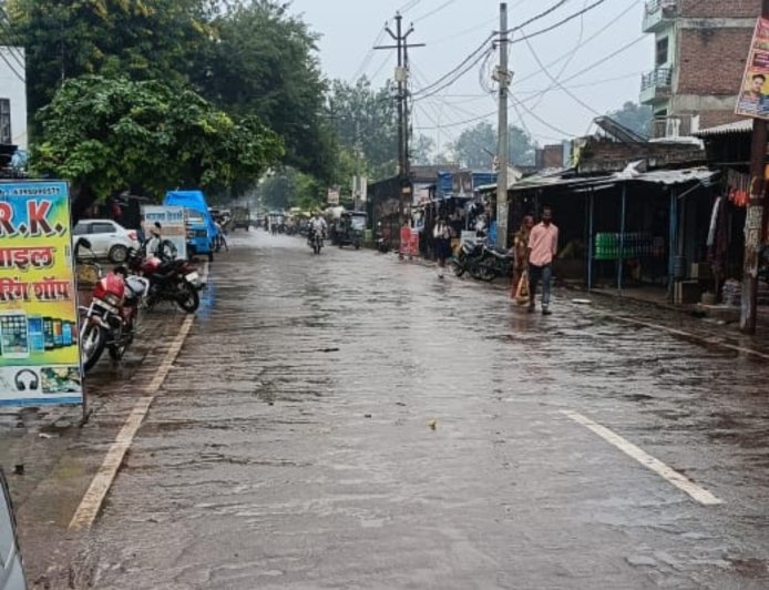 बेमौसम बारिश होने से बाजारो तथा सड़कों पर पसरा सन्नाटा