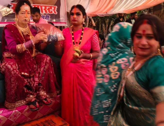 छठ पूजा के पावन अवसर पर किन्नर पूनम बुआ जी द्वारा श्रद्धालुओं को फल, साड़ी एवं सिक्का किया गया वितरित