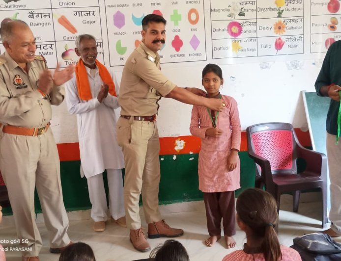 पुलिस ने ग्राम परासनी में चलाया जागरूकता अभियान