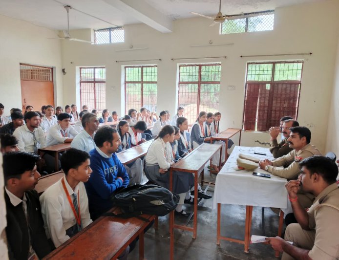 पुलिस ने नये कानून के तहत छात्र छात्राओं को किया जागरूक