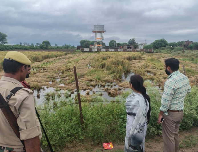 अतिवृष्टि से बर्वाद हुई फसल का एस डी एम ने किया निरीक्षण
