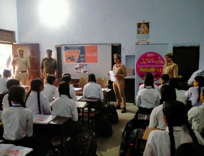 छात्राओं को गोष्ठी में नए भारत नए कानून की जानकारी देकर किया जागरूक
