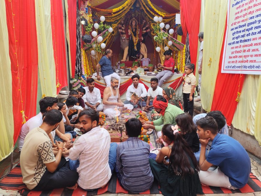विसर्जन से पूर्व देवी प्रतिमाओं के सामने गूंजे मंत्र, भक्तों ने मां का आशीर्वाद लिया