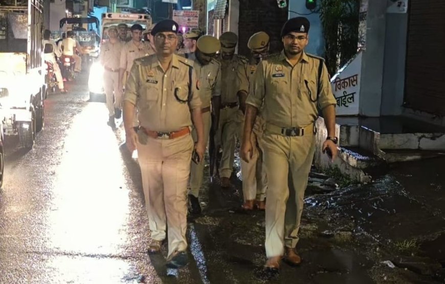 त्यौहारों को लेकर एएसपी ने पुलिस बल के साथ नगर में किया फ्लैग मार्च