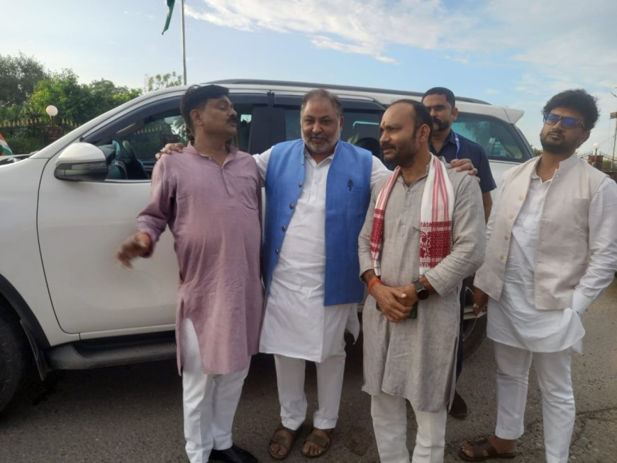 परिवहन मंत्री से भेंट कर भाजपायों ने की चर्चा।