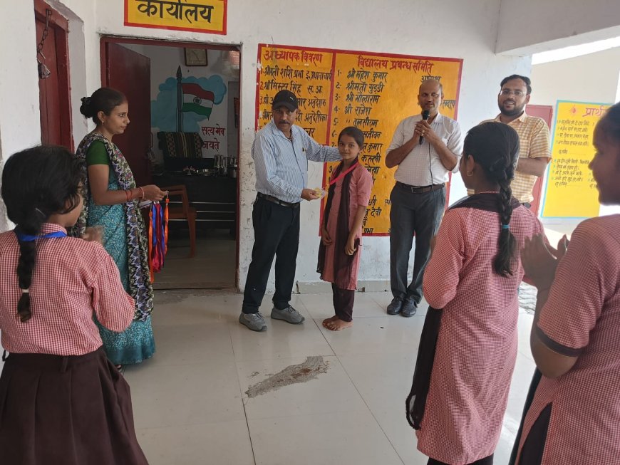 परिषदीय विद्यालय में विधार्थियों को हुए परिचय पत्र वितरित