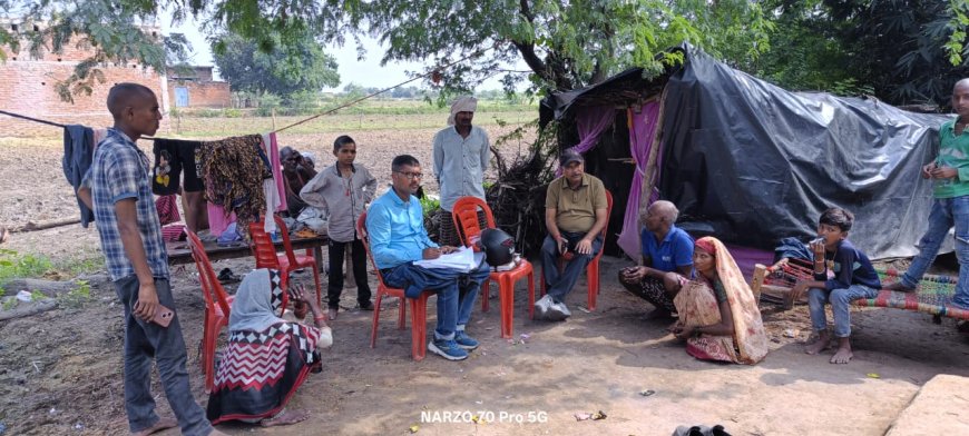 सर्पदंश से अधेड़ की मौत के मामले की नायब तहसीलदार ने की स्थलीय जांच।