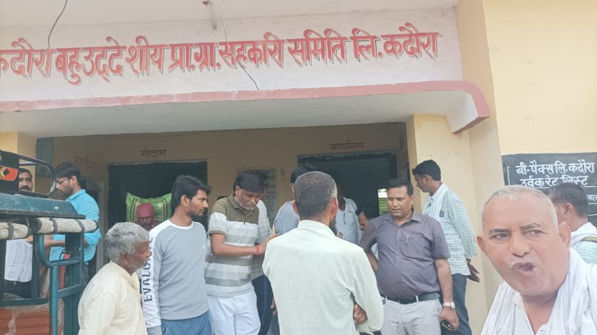 एसडीएम ने किसानों को लाइन से 4 सौ बोरी खाद बटवाई