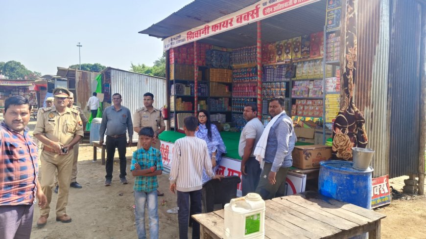 आतिशबाजी की दुकानों का एस डी एम व सी ओ ने किया निरीक्षण