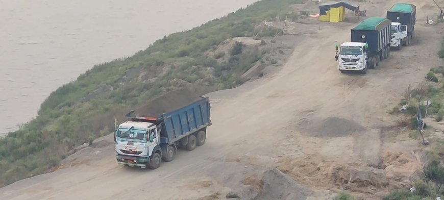अक्टूबर तक बारिश होने की वजह से नदियों से बालू खनन के कार्य में हो रही देरी।