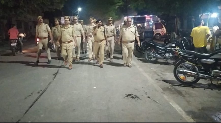 एसपी की अगुवाई में पुलिस जवानों का कालपी में पैदल मार्च, सुरक्षा व्यवस्था परखी