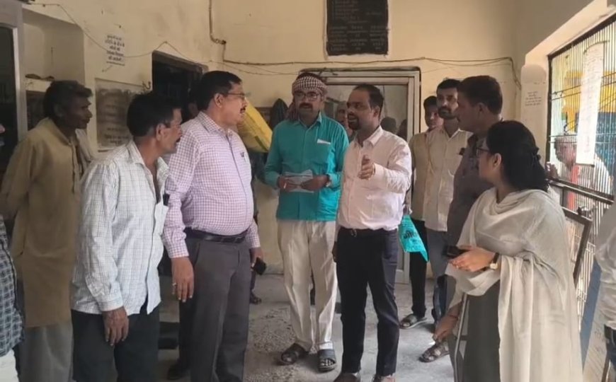 डी एम ने खाद बितरण केंद्रों का निरीक्षण कर दिए निर्देश