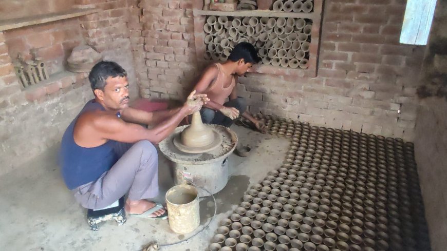 कुंभकारों के चाक पर लौटी रौनक मिट्टी के दीयों से जगमगाएगी दीपावली