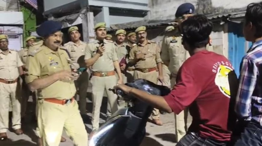 दीपावली पर्व को लेकर नगर में एसपी ने फ्लैग मार्च कर सुरक्षा व्यवस्था का लिया जायजा