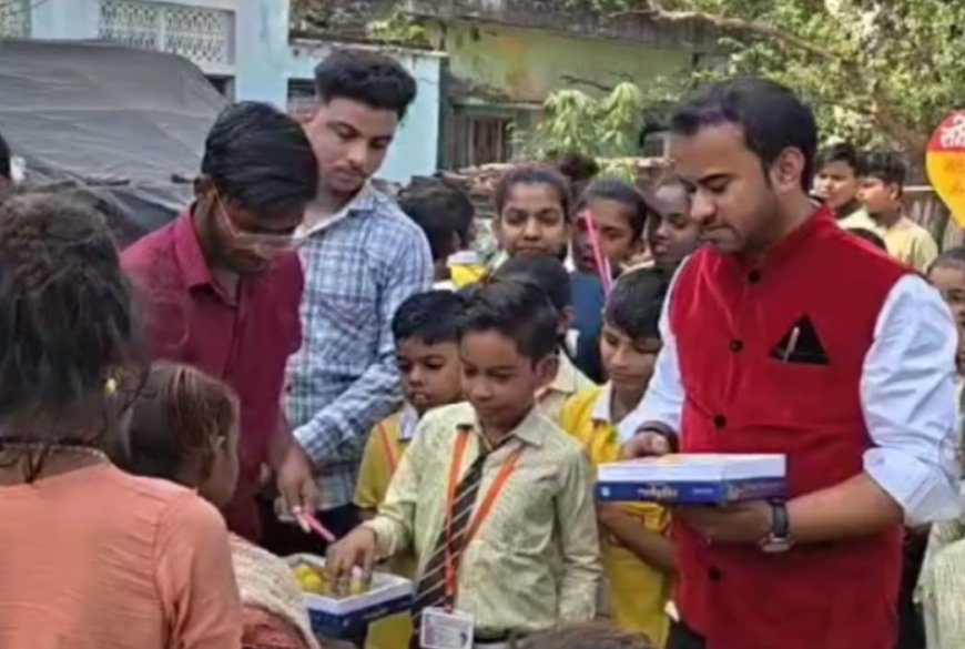 झुग्गी बस्तियों में विद्यालय प्रबंधन व बच्चों ने पहुंचकर मनायी दीपावली