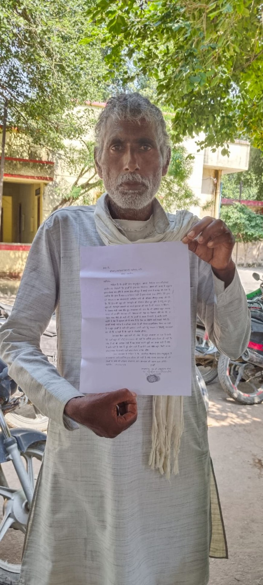 कास्तकार की जमीन पर जबरन ठेकेदार बना रहा है सरकारी स्कूल