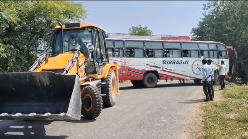 स्टेयरिंग फैल होने से खंदक में गिरी बस