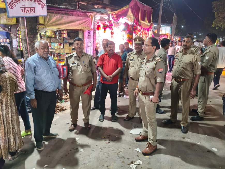 दिवाली के भीड़ भरे बाजारों में पुलिस ने व्यापारियों तथा नागरिकों से किया संवाद