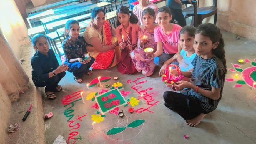 रंगोली सजाकर विद्यालय में मनाई दीपावली