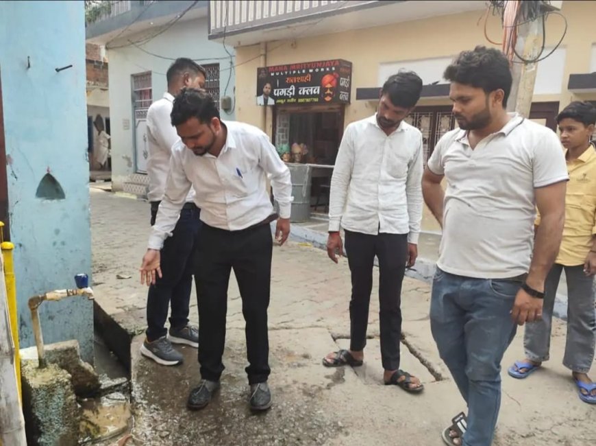 नलों में आ रहे दूषित पानी की शिकायत पर अधिकारियों ने पानी का लिया नमूना
