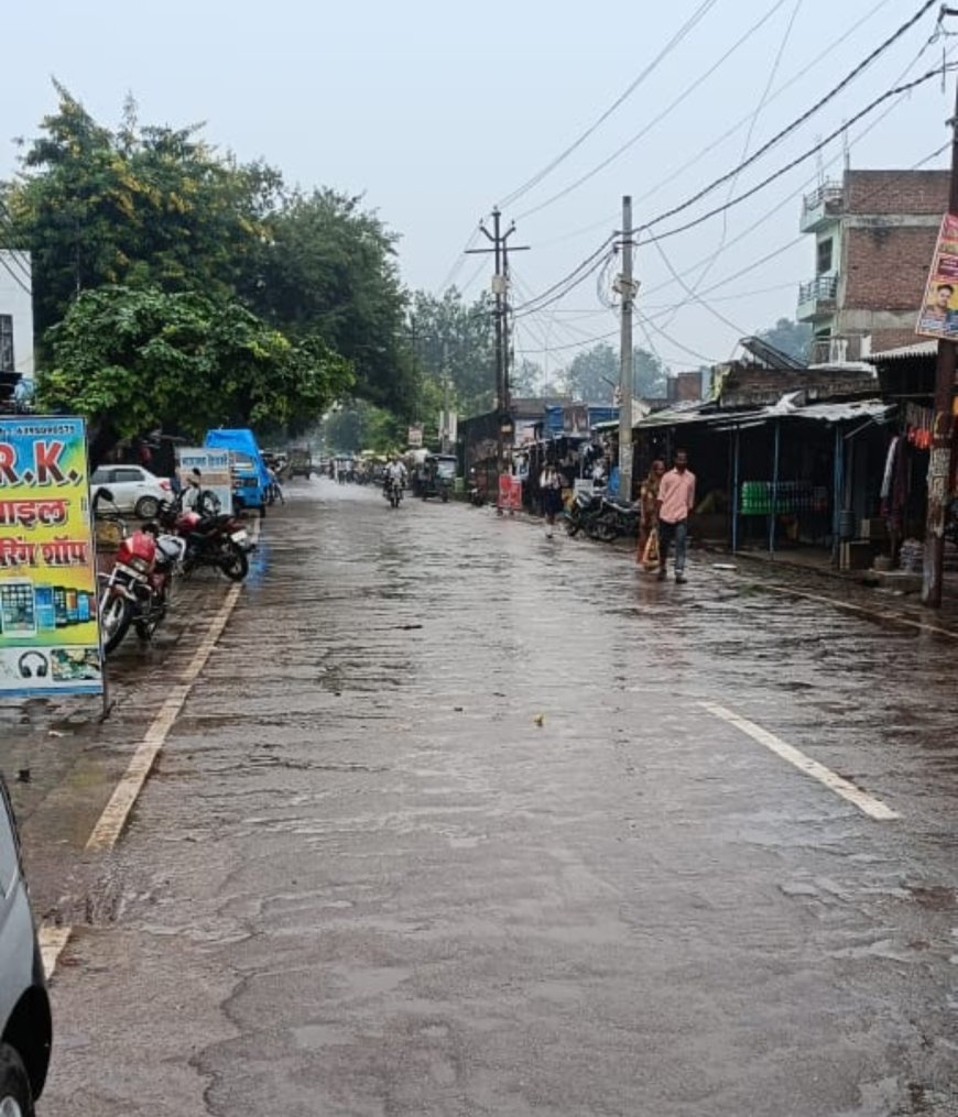 बेमौसम बारिश होने से बाजारो तथा सड़कों पर पसरा सन्नाटा
