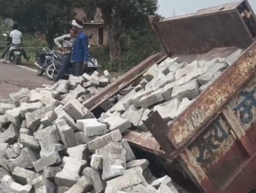 बैरिंग टूटने से ट्राली सड़क पर पलटी