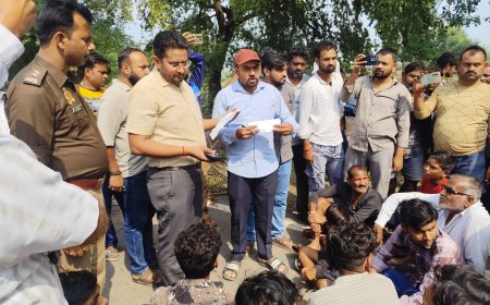 ग्रामीणों का फूटा गुस्सा एट-कोंच रोड किया जाम