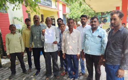 पानी का निकास न होने से तालाब का पानी ग्राम में भरा