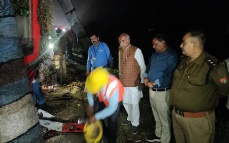 तेजी व लापरवाही से चलाने पर शताब्दी बस पलटने पर चालक व कंडक्टर पर मुकदमा