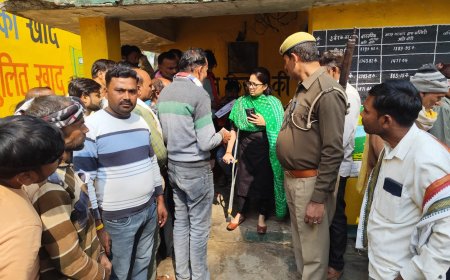 खाद बितरण के दौरान पी सी एफ केंद्र में हंगामा होने पर एस डी एम ने पहुंचकर संभाला मोर्चा