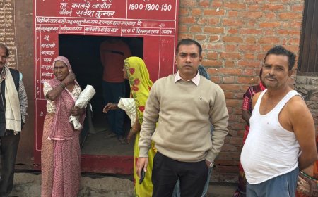 पूर्ति निरीक्षक ने दुकानों का औचक निरीक्षण कर कोटेदारों को दी चेतावनी