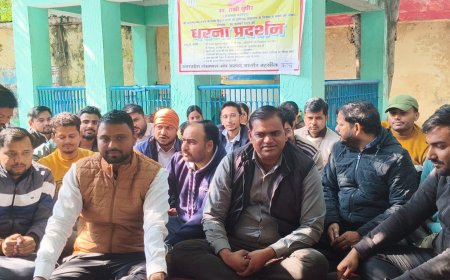 लेखपाल साथी की मौत पर बिफरा लेखपाल संघ, एस डी एम को सौंपा ज्ञापन