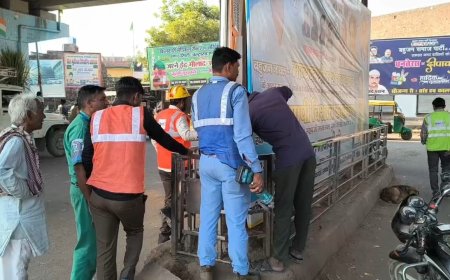 राष्ट्रीय राजमार्ग में लगे अनाधिकृत होर्डिग को हटाने का अभियान चला