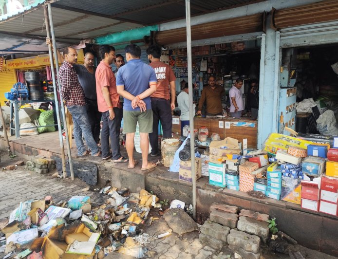 शार्ट सर्किट से मार्वल हाउस दुकान में लगी आग लाखों का हुआ नुकसान