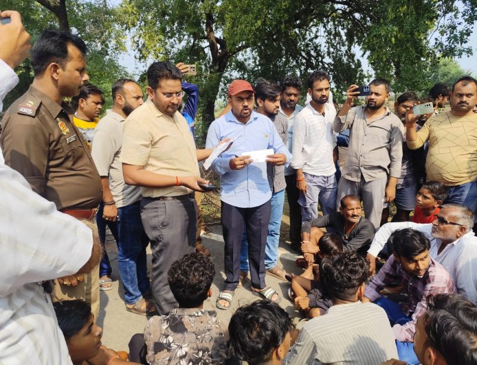 ग्रामीणों का फूटा गुस्सा एट-कोंच रोड किया जाम